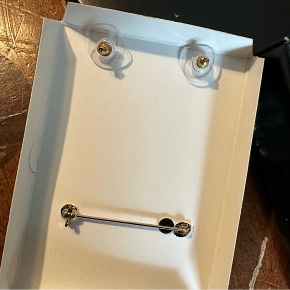 Avon Ladies Earrings & Brooch Gift Set - Picture 8 of 9